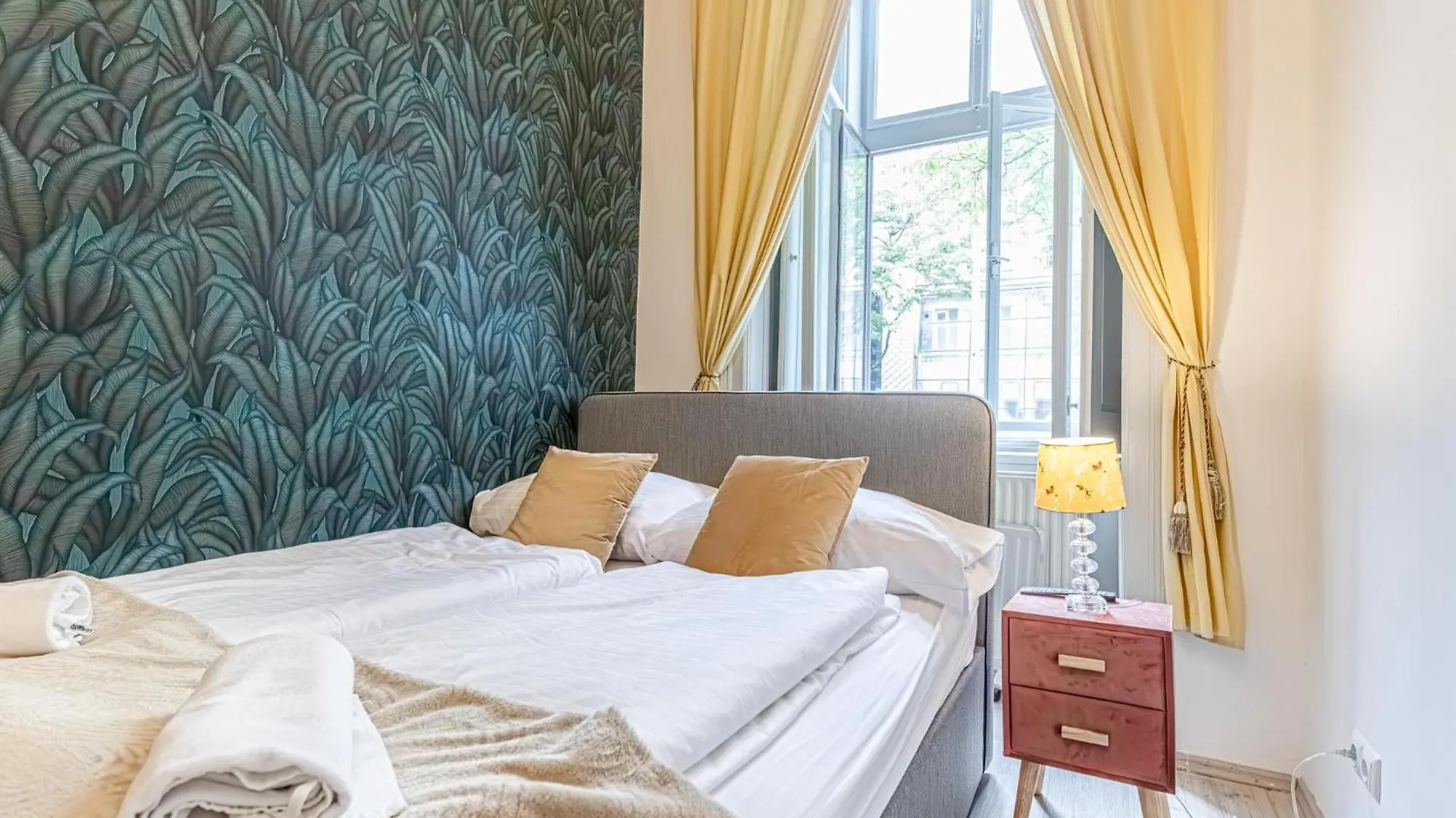 Superbly Central 9Br Complex Ideal For 25 People Viena 0*,  Austria