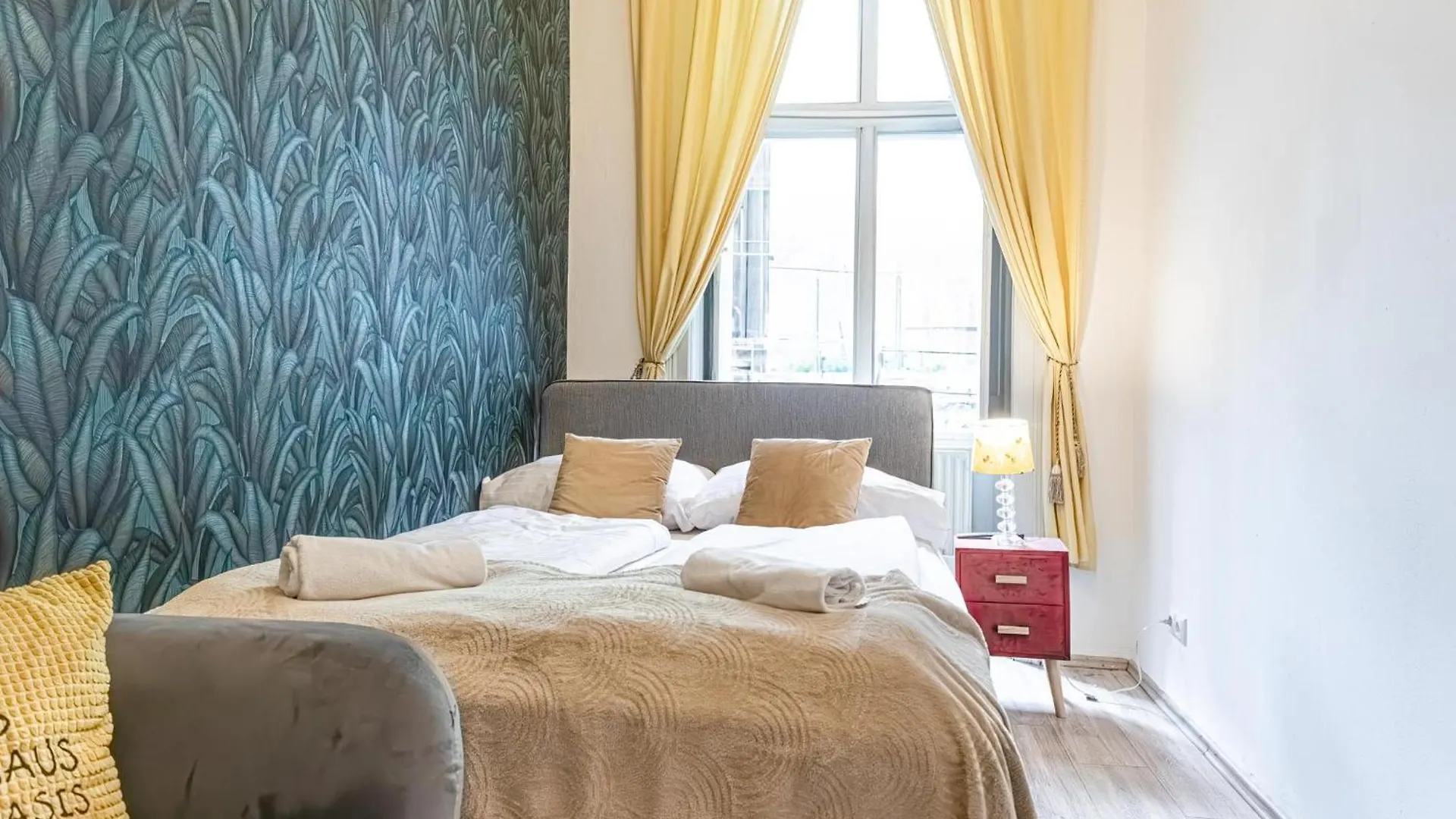 Superbly Central 9Br Complex Ideal For 25 People Viena 0*,  Austria