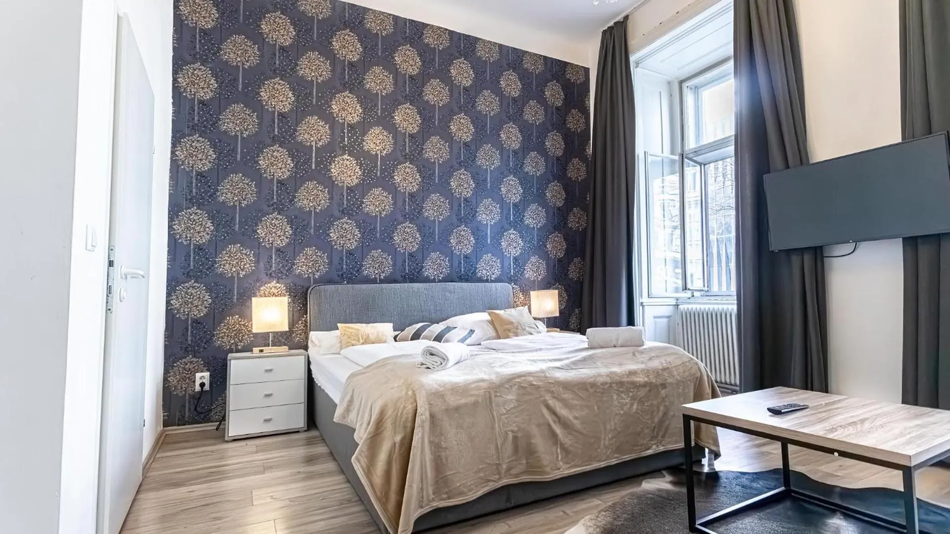 Superbly Central 9Br Complex Ideal For 25 People Viena 0*,  Austria