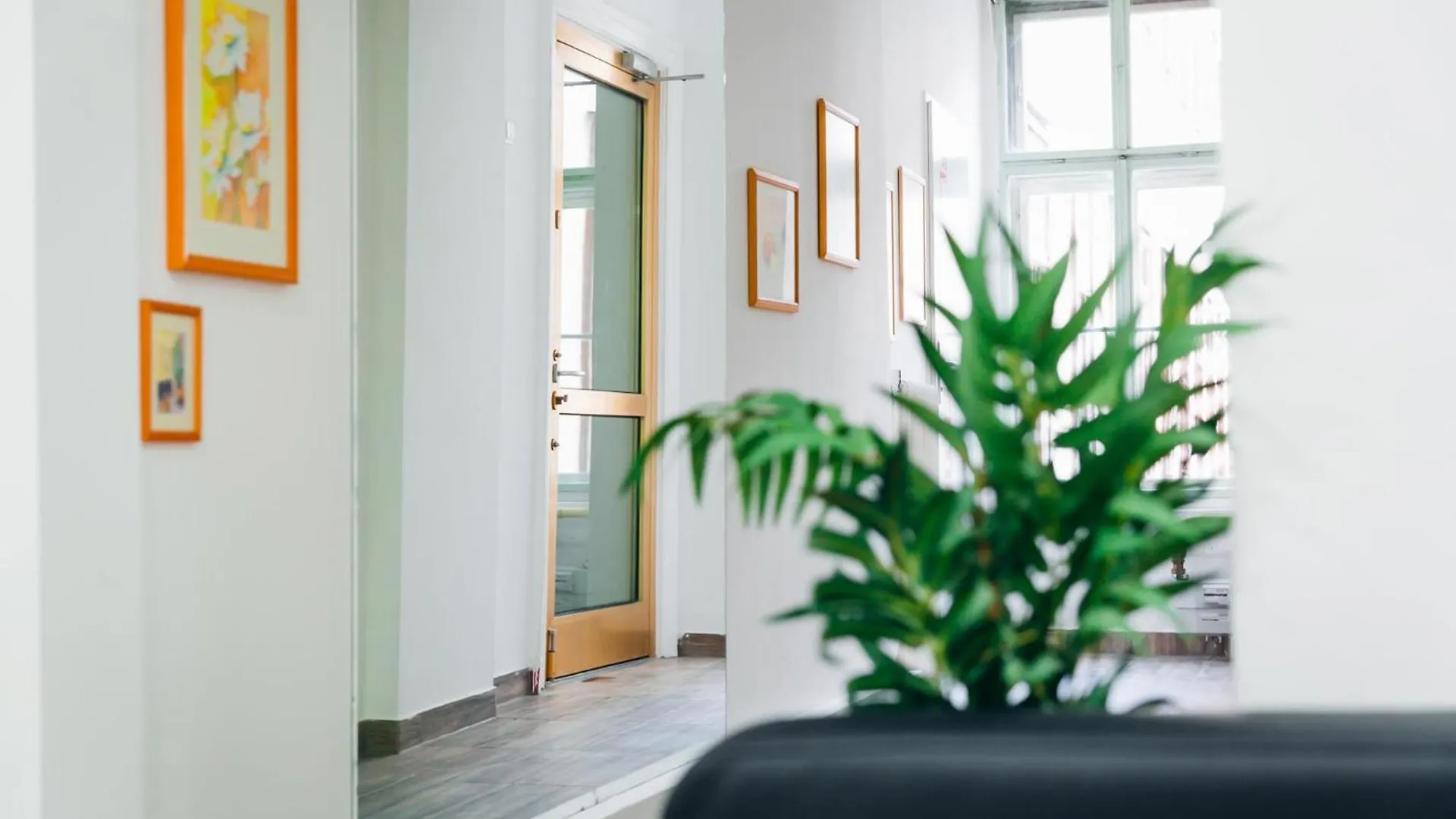 Superbly Central 9Br Complex Ideal For 25 People Viena 0*,  Austria
